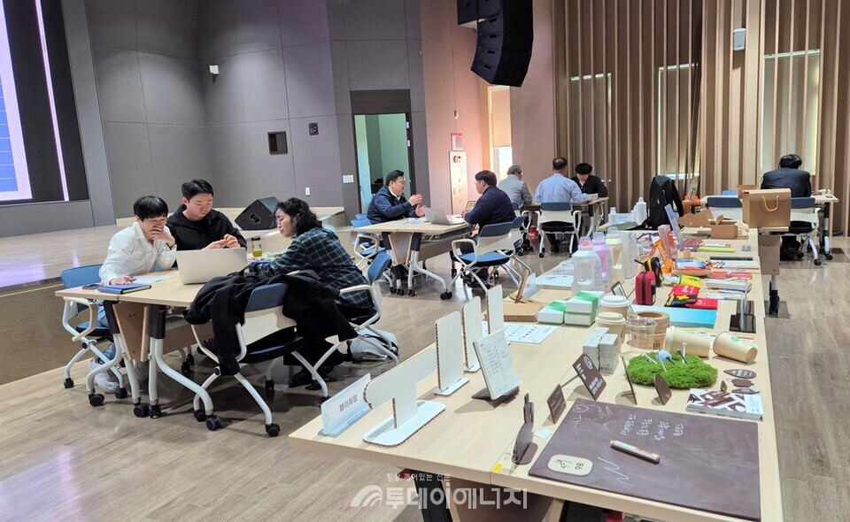 한국환경산업기술원은 동반성장 문화를 확산하고 사회적경제기업의 판로 확대를 지원하기 위해 지난해 10월 서울 은평구 한국환경산업기술원 대강당에서 ‘가치소비-공공구매 이음의 날’ 구매상담회를 진행했다고 24일 밝혔다. / 한국환경산업기술원 제공