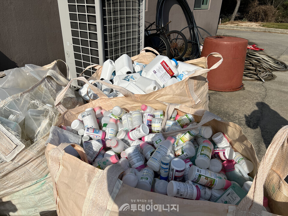 폐농약병 야외 보관 현장. / 대구지방환경청 제공