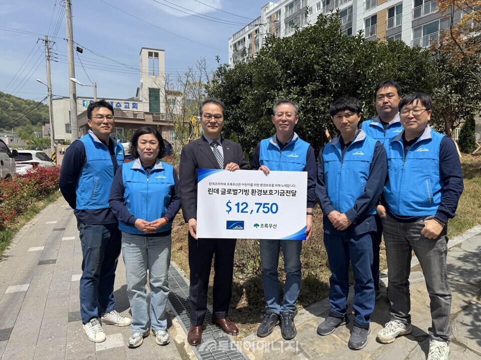 여수사업장 ‘기후위기 대응 나무심기 프로젝트 임직원 및 가족/린데코리아 제공