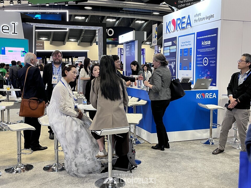 KOTRA와 한국정보보호산업협회는 4월 29일부터 5월 1일까지 ‘미국 샌프란시스코 정보보안 전시회(RSAC 2025)’에서 한국관을 운영한다. 지난해 전시회 내 한국관 모습./KOTRA 제공