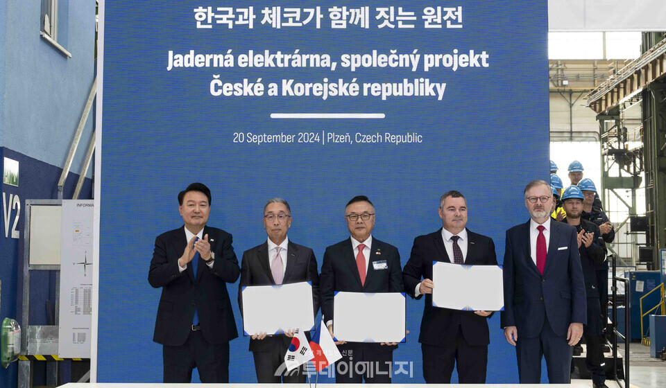 2024년 9월 ‘한국·체코 원전 전주기 협력 협약식 후 기념 촬영하는 한-체코 정상과 양국 원전산업 주요 인사들. /두산에너빌리티 제공