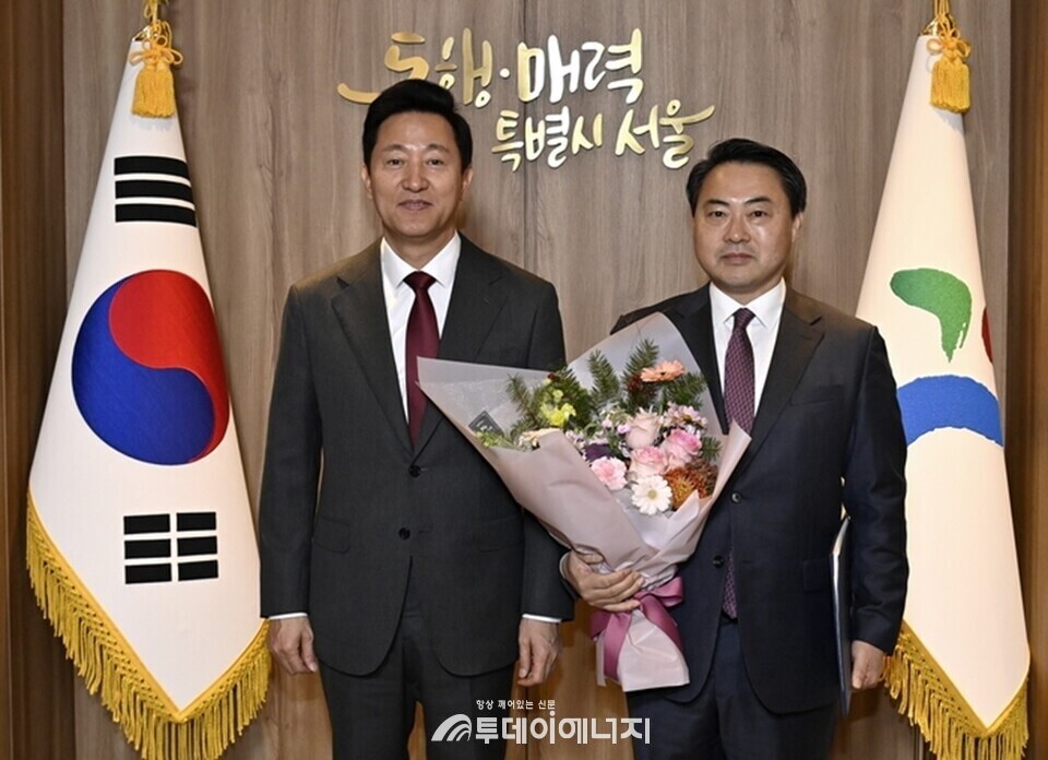 오세훈 서울시장(왼쪽)과 황보연 서울에너지공사 사장의 임명장 수여식 사진.
