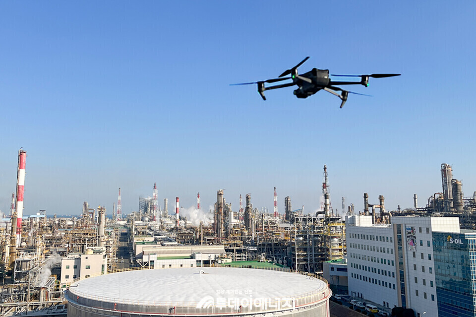 S-OIL이 드론 등 최신 4차 산업기술을 활용해 운전 데이터를 실시간으로 수집하고 분석하며 안전 조업과 운영 효율성을 강화하고 있다./S-OIL 제공