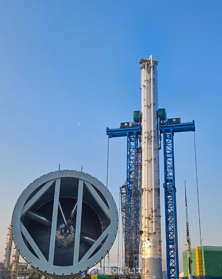 샤힌 프로젝트 현장에서 '프로필렌 분리 타워'가 설치 완료된 모습/S-OIL 제공