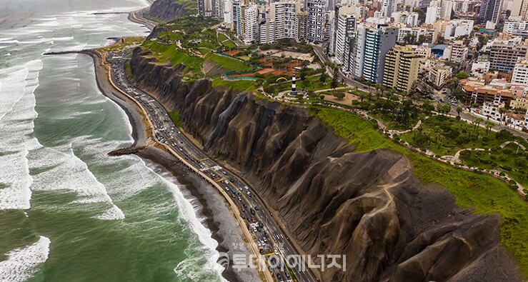 페루 수도 리마에서 차량이 해안도로를 운행하고 있다./대한LPG협회 제공