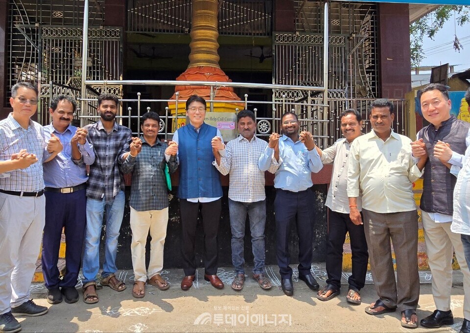 고윤주 LG화학 CSSO(최고지속가능전략책임자) 전무(가운데)와 LG폴리머스 인근 마을 대표들이 인도 안드라프라데시(AP)주 비사카파트남에서 기념 촬영하고 있다./LG화학 제공