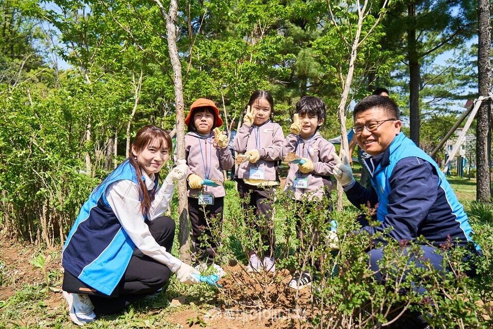 삼천리 임직원들이 유아 숲체험원 어린이들과 인천 청량산에 나무를 심고 있다 /삼천리 제공