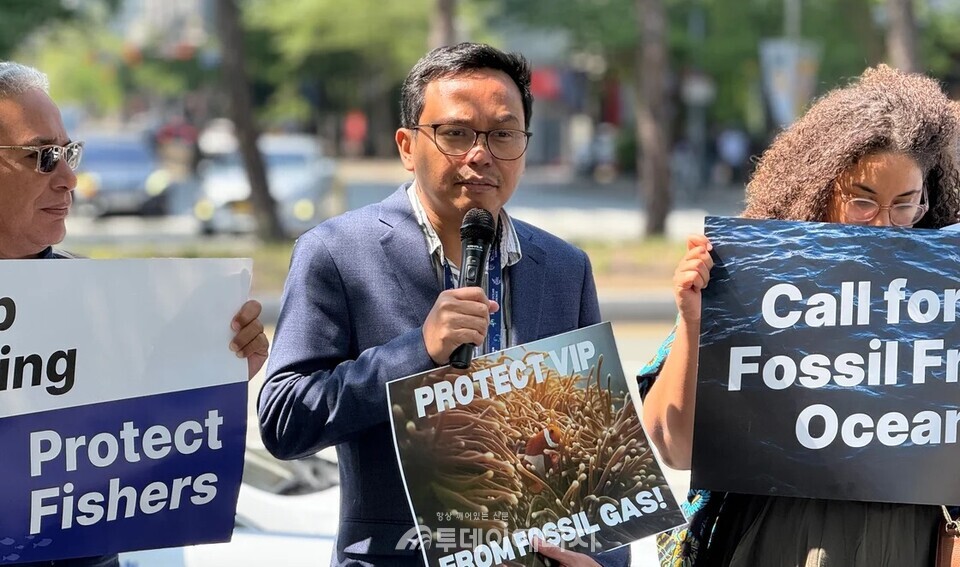 제10차 아워 오션 콘퍼런스(Our Ocean Conference, 이하 OOC) 2025가 열리고 있는 부산 벡스코 앞에서 국내외 어민과 환경단체 활동가들이 한국 정부의 해상 가스전 개발 정책을 규탄하는 기자회견을 개최했다. / 기후솔루션 제공