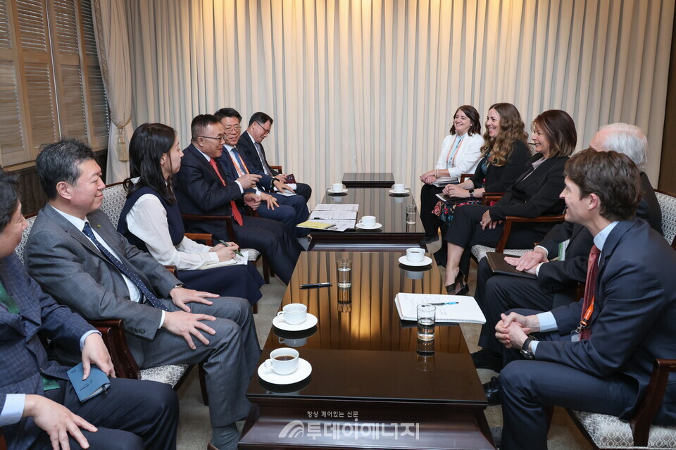 한수원이 29일 4세대 SMR 개발사인 캐나다 ARC Clean Technology와 기술협력에 대해 논의 했다./한국수력원자력 제공