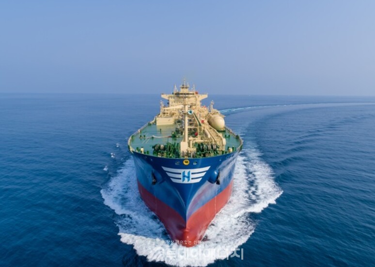한화오션이 건조한 HLS 플루오라이트 LPG 운송선이 운항하고 있다./출처 현대 LNG SHIPPING