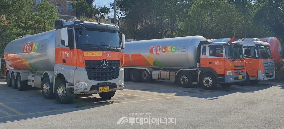 LPG 탱크로리들이 주차해 있다./신영균 기자