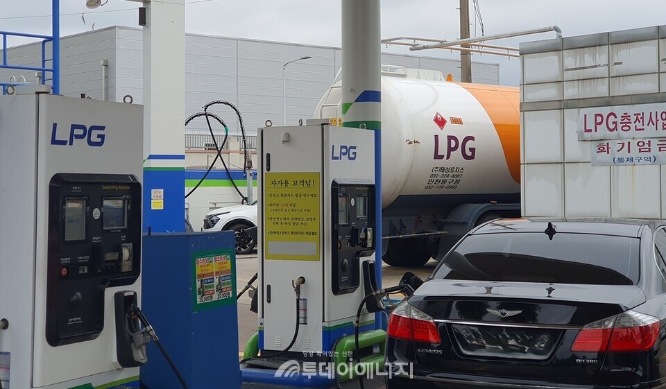 승용차가 LPG 충전소에서 가스를 충전하고 있다./신영균 기자