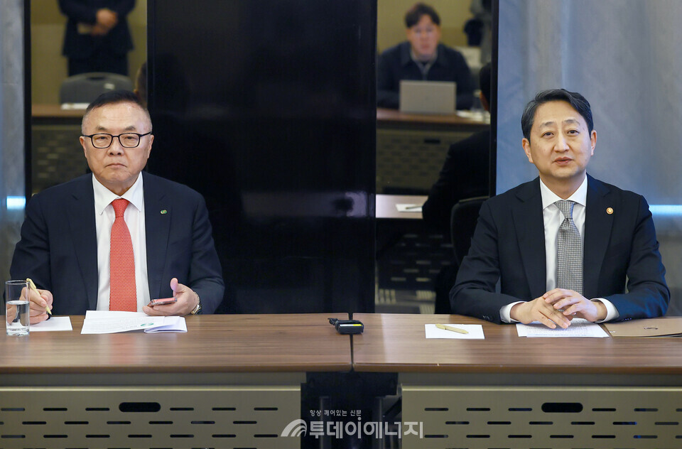 체코 현지 간담회에서 안덕근 산업통상자원부 장관과 황주호 한국수력원자력 사장이 답변하고 있다./산업부 제공