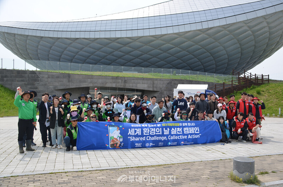 대구지방환경청은 다음 달 5일 세계 환경의 날을 앞두고 강정고령보 일대에서 하천 정화 활동인 플로깅을 실시했다고 8일 밝혔다. / 대구지방환경청 제공