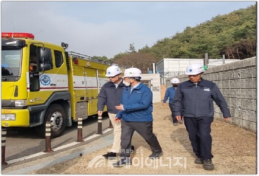 진수남 사장직무대행(가운데)이 가스시설에 대한 안전 조치사항을 점검하고 있다. /한국가스기술공사 제공