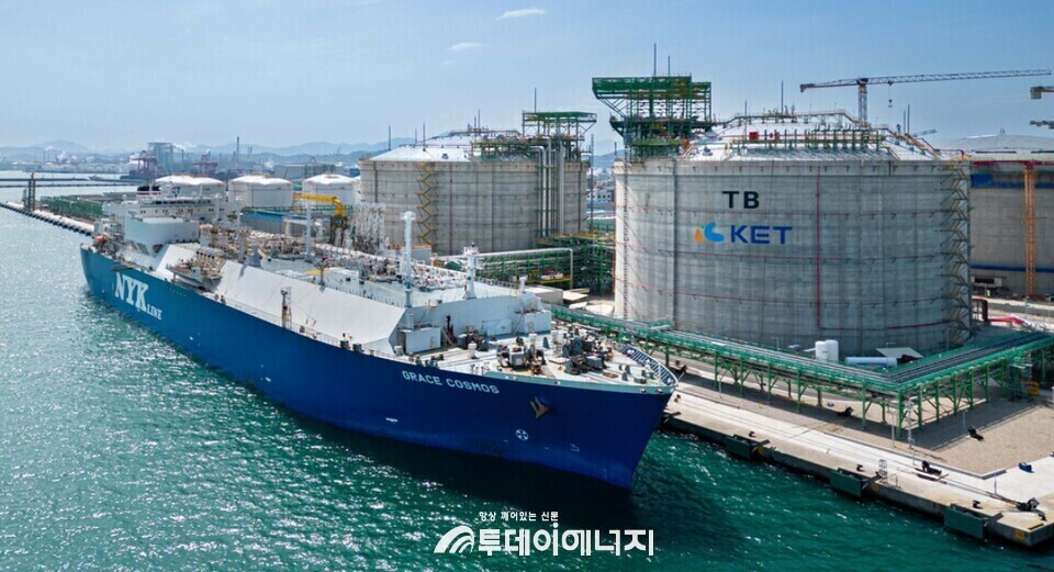 초대형 LNG 선박 '그레이스코스모스 호'가 KET 부두에 입항해 하역작업을 진행하고 있다./SK가스 제공