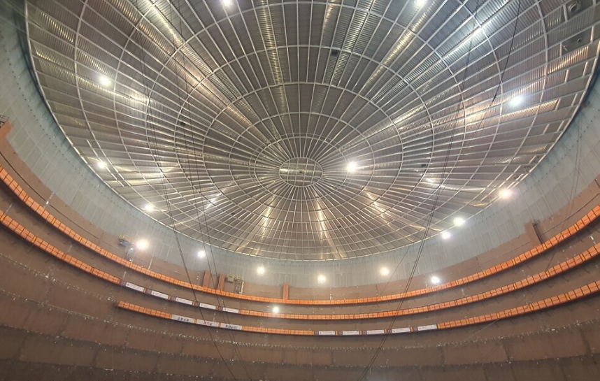 지름 90.6미터, 높이 54.7미터인 울산KET의 LNG 탱크 내부/신영균 기자 