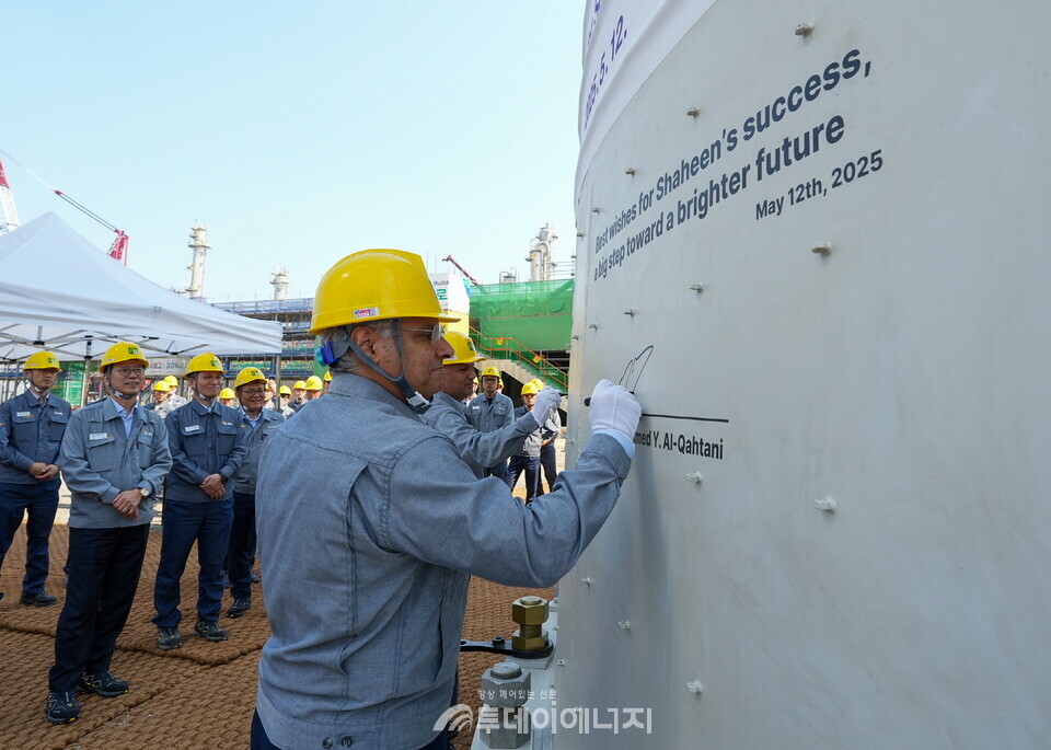 모하메드 알 카타니 아람코 다운스트림 사장이 '샤힌 프로젝트' 현장의 안전을 기원하며 서명하고 있다./S-OIL 제공
