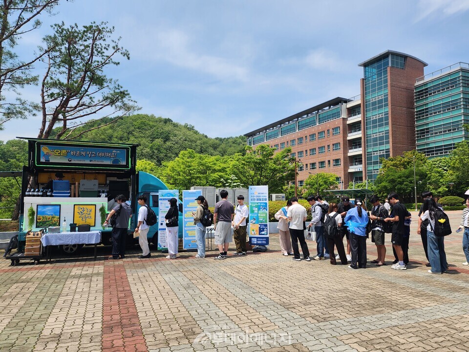 대구지방환경청은 13일 경북 구미시 금오공과대학교에서 여름철 고농도 오존(O₃) 발생에 대비한 오존 대응 행동요령 홍보 캠페인을 실시했다고 밝혔다. / 대구지방환경청 제공