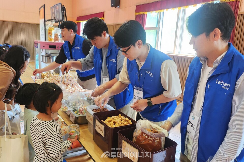 대한전선 임직원이 일일 선생님이 되어 초등학교 어린이들에게 자원순환 교육 활동을 진행하고 있다./대한전선 제공