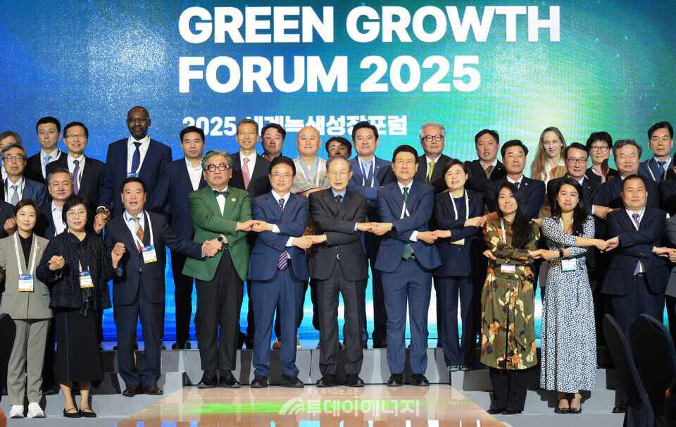 지난 14일 포항에서 개최된 ‘2025 세계녹색성장 포럼’ 참가자들/경북도청 제공