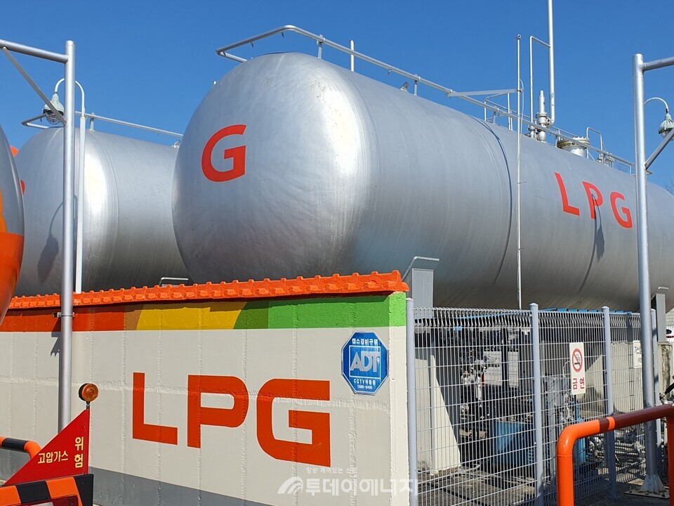 LPG 충전소에 설치된 프로판과 부탄 저장탱크/신영균 기자