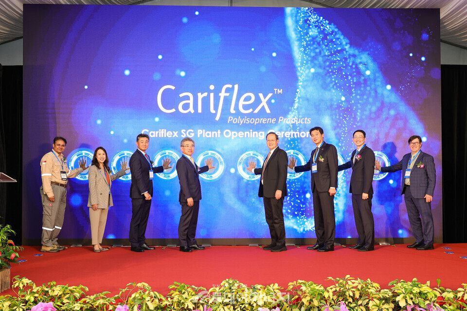 싱가포르 주롱섬에서 진행된 카리플렉스 ‘IRL(Isoprene Rubber Latex)’ 신규 공장 준공식에서 김종현 DL케미칼 부회장(왼쪽에서 네번째), 류상우 카리플렉스 CEO(왼쪽에서 세번째), 탄 시렁 싱가포르 인력부 장관 겸 통상산업부 제2장관(왼쪽에서 다섯번째), 홍진욱 주싱가포르 대한민국 대사(왼쪽에서 여섯번째) 등 주요 참석자들이 기념 촬영하고 있다./DL케미칼 제공