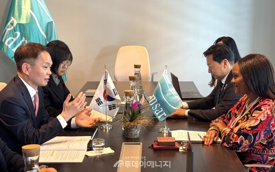 지난 13일(현지시간) 이병화 환경부 차관이 람사르협약 사무총장과 양자 면담을 하고 있다. / 환경부 제공