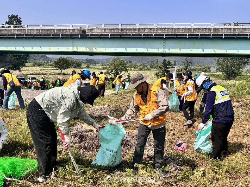 낙동강유역환경청은 제50회 세계 환경의 날을 기념해 함안군과 함께 ‘플로깅’을 통한 환경정화활동을 전개했다고 19일 밝혔다. / 낙동강유역환경청 제공