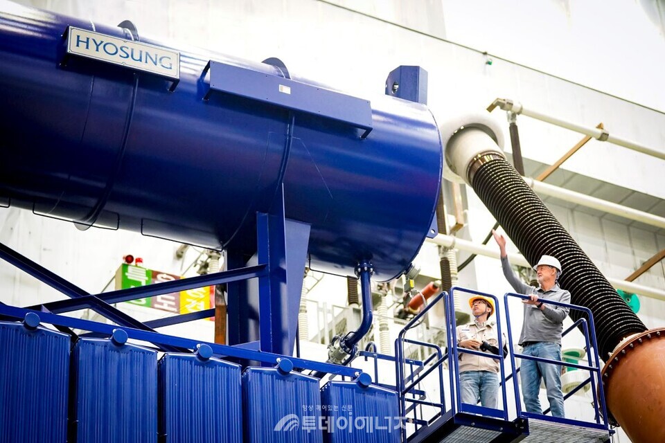 효성중공업 창원공장에서 직원들이 초고압변압기를 점검하고 있다./효성중공업 제공