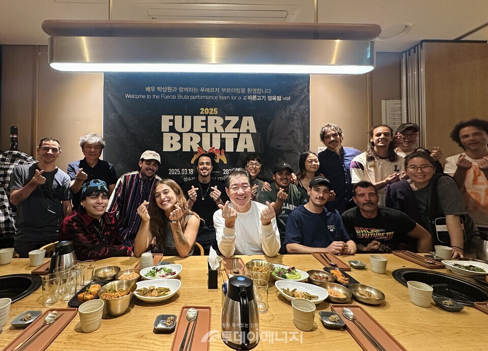 천만장학재단 이사장 박상원씨와 푸에르자 부르타 배우들이 단체 사진을 찍고 있다. /삼천리 제공