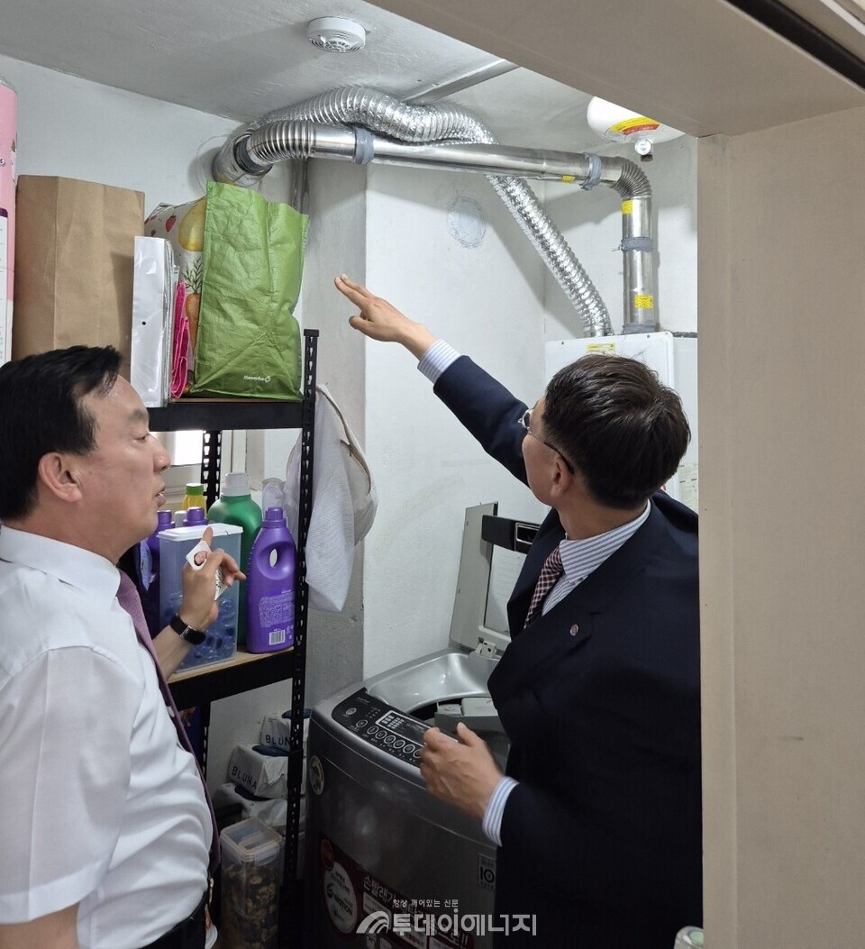 가스안전공사 울산본부가 노후 아파트에서 공동 배기구를 점검하고 있다./한국가스안전공사 울산본부 제공