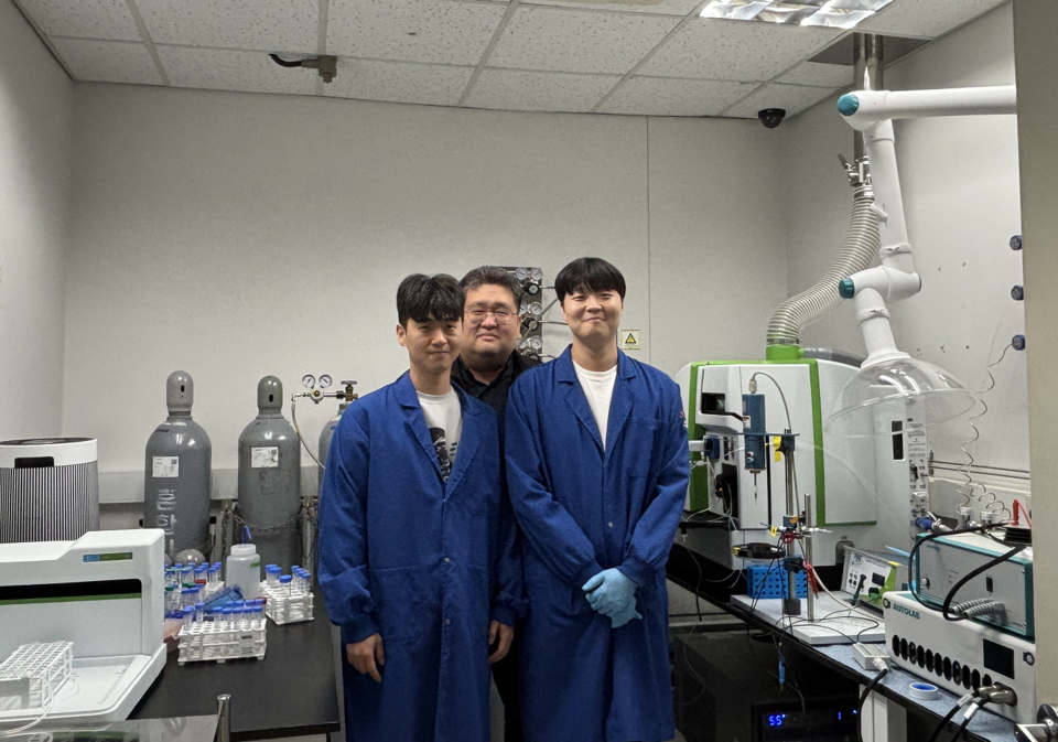 (왼쪽부터) 생명화학공학과 김진엽 박사과정, 생명화학공학과 정동영 교수 생명화학공학과 노종수 박사과정 /KAIST wprhd