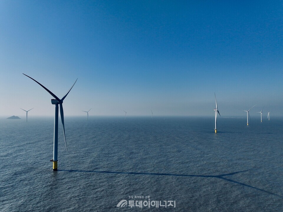 전라남도 신안군 자은도 북서쪽 공유수면 해상에 위치한 전남해상풍력 1단지에 10MW급 풍력발전기 10기가 설치돼 있다./CIP 제공