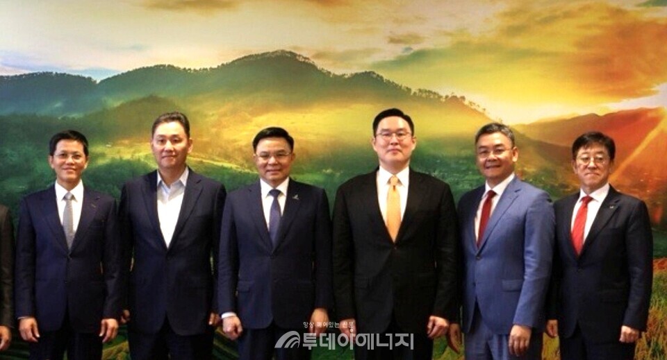  [사진]  21일 페트로 베트남 본사에서 구본규 LS전선 대표, 레 만 훙(Le Manh Hung) 회장 페트로 베트남 회장 등 관계자들이 간담회 후 기념 촬영을 하고 있다.