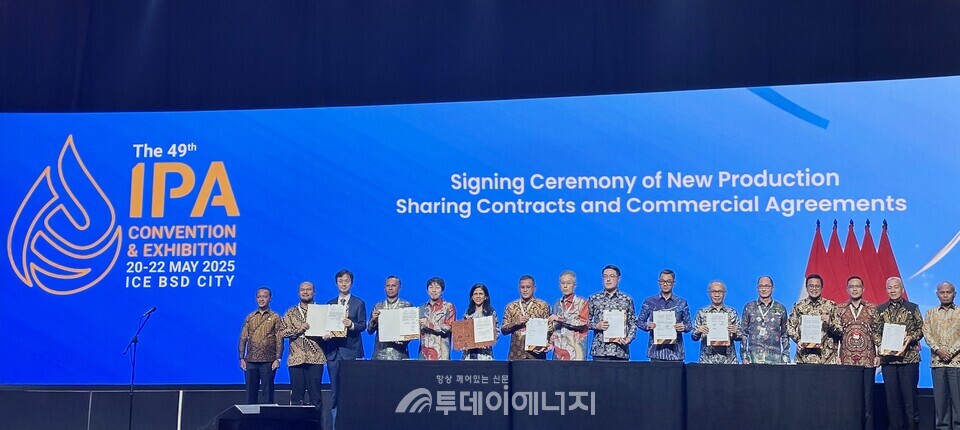 21일 인도네시아 ICE에서 열린 인도네시아 석유·가스 산업 전시회인 ‘IPA 컨벡스 2025’에서 바흘릴 라하달리아 에너지광물자원부 장관 (맨 왼쪽), 조코 시스완토 석유·가스 관리청장 (맨 오른쪽), 김경준 SK어스온 기획사업지원실장(왼쪽에서 세번째) 등이 '세르팡 광구'와 '비나이야 광구'에 대한 '생산물 분배 계약'을 체결하며 기념 촬영하고 있다./SK이노베이션 제공