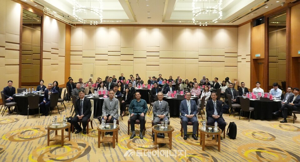 지난 19일(현지시간) 말레이시아 푸트라자야에서 주 말레이시아 대한민국 대사관 개최로 열린 ‘한-말 ESG포럼’에서 참석자들이 기념촬영을 하고 있다./ 한국환경공단 제공