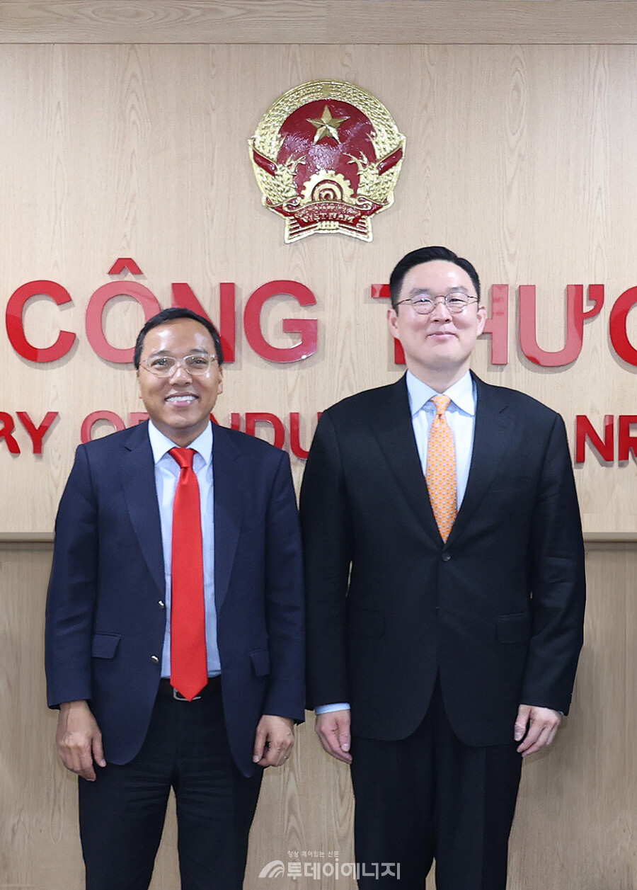 구본규 LS전선 대표(우측)와 응우옌 호앙 롱 산업자원통상부 차관 / LS전선 제공