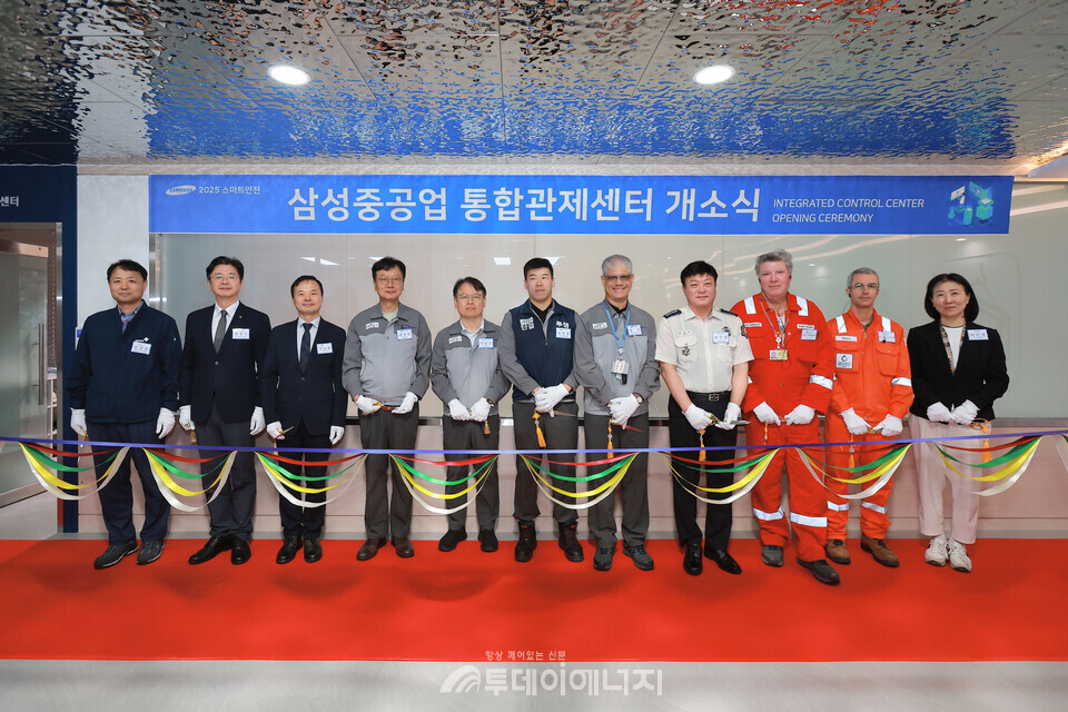 최성안(삼성중공업 대표이사/부회장, 왼쪽 네번째), 이왕근 조선소장, 최원영 노동자협의회위원장, 김인철 고용노동부 통영지청장, 전수진 거제소방서장 등 유관부처 관계자 / 사진제공 : 삼성중공업