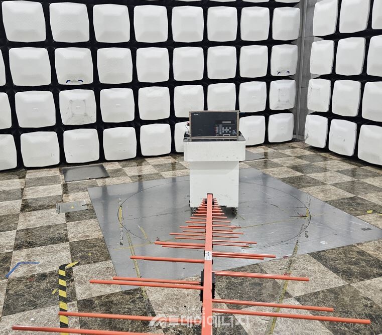 시험 인증 설비에서 보호 계전기 성능 검증이 진행되고 있다.  / 한국전기연구원 제공