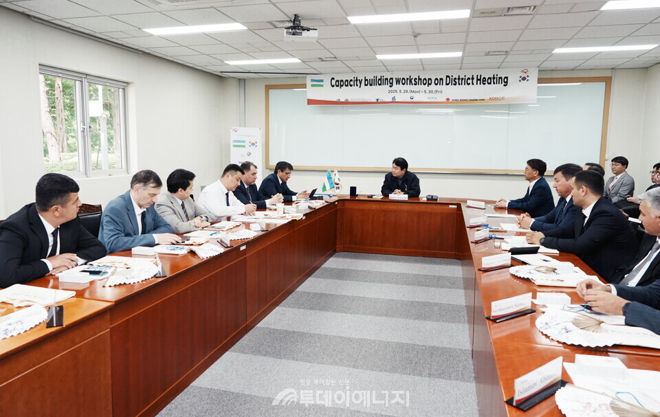 정용기 사장이 우즈벡 고위 공무원들을 만나 환영인사를 나누고 있다./ 한국지역난방공사 제공