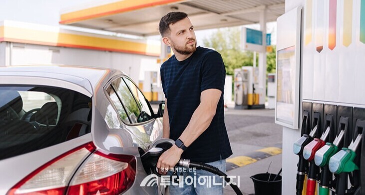 차량 운전자가 LPG를 셀프 충전하고 있다./대한LPG협회 제공