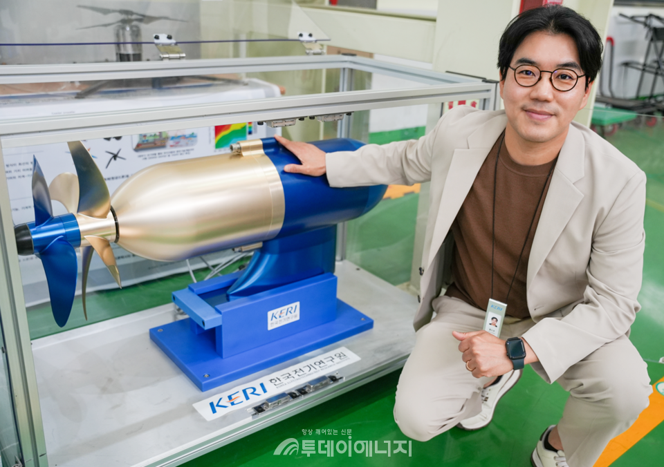 홍도관 박사가 '50kW급 비접촉 마그네틱 기어 적용 상반회전 프로펠러’ 옆에서 포즈를 취하고 있다. / 한국전기연구원 제공