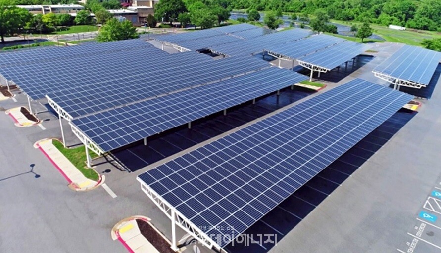 프랑스 야외 주차장에 설치된 태양광 패널./ 셔터스톡