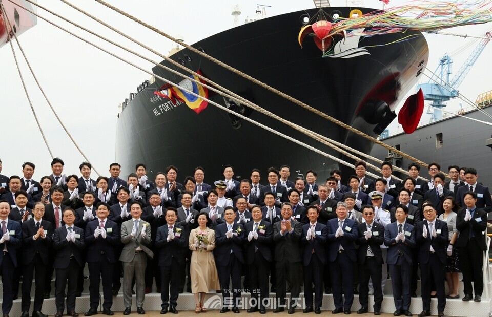 (앞줄 좌측 다섯번째부터) 제재승 SMBC 본부장, 김재을 HD현대삼호 사장, 이유경 포스코 부사장, 서명득 에이치라인해운 사장, 이계인 포스코인터내셔널 사장이 단체사진을 촬영하고 있다. / 포스코그룹 제공