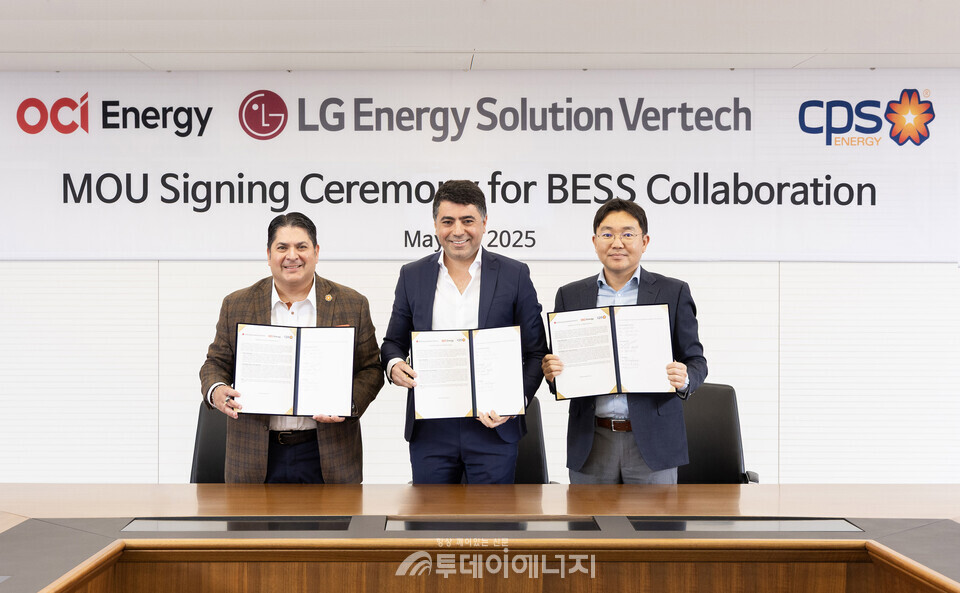 26일 OCI빌딩에서 열린 업무협약식에서 OCI Energy 사바 바야틀리 사장(가운데)이 CPS Energy 루디 D. 가르자 사장(왼쪽), LG에너지솔루션 버테크 박재홍 법인장(오른쪽)과 함께 기념촬영을 하고 있다./OCI홀딩스 제공