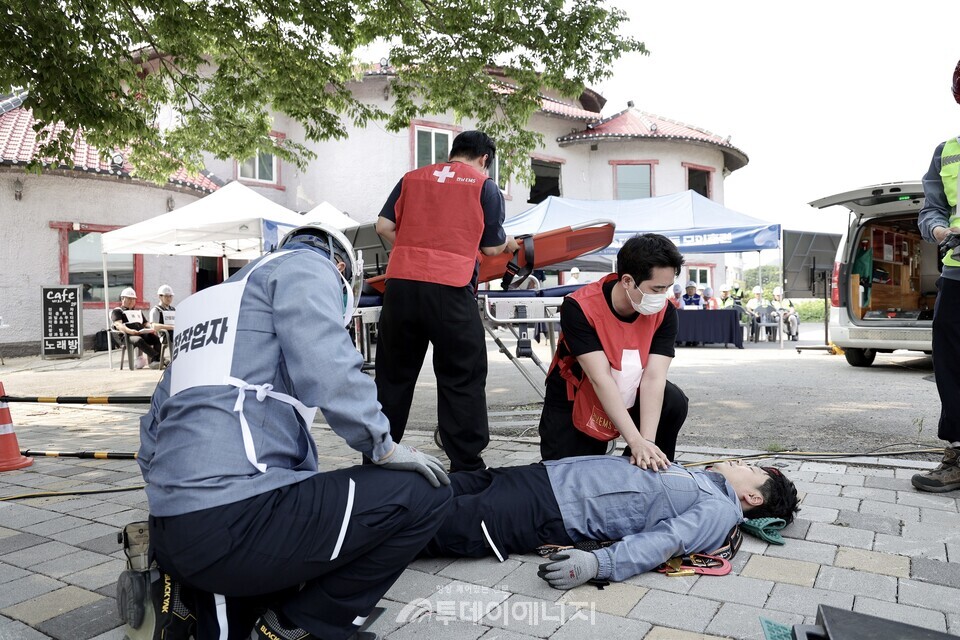 모의훈련중 119 구급대 구호 모습 / 한전KDN