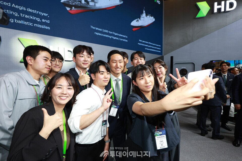 HD현대 정기선 수석부회장이 28일(수) 부산 벡스코에서 열린 'MADEX 2025' 에 참석해 HD현대중공업 특수선사업부 신입 직원들과 기념 촬영을 하고 있다. / HD현대 제공