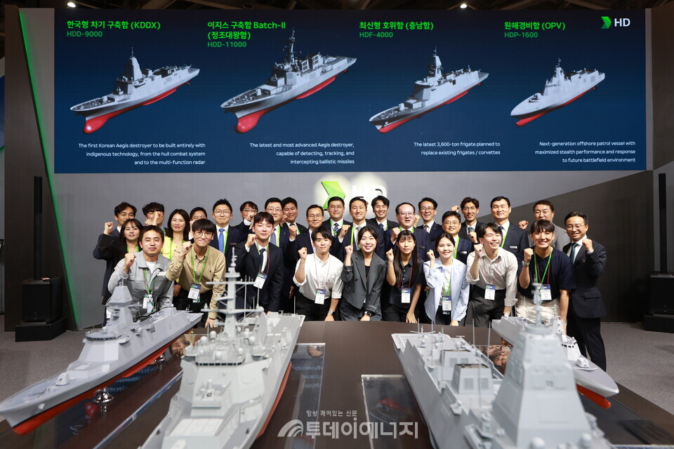 정기선 수석부회장이 28일(수) 부산 벡스코에서 열린 'MADEX 2025' 에 참석해 HD현대중공업 특수선사업부 임직원들과 기념 촬영을 하고 있다 /HD현대 제공