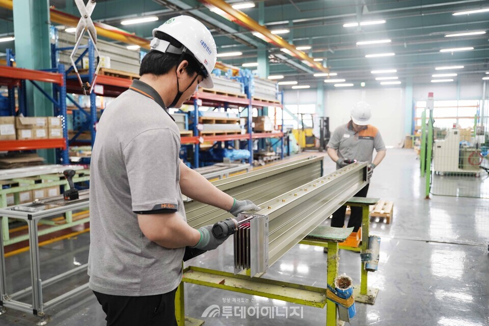 대한전선 직원이 신규 버스덕트 공장에서 제품을 생산하고 있다 / 대한전선 제공